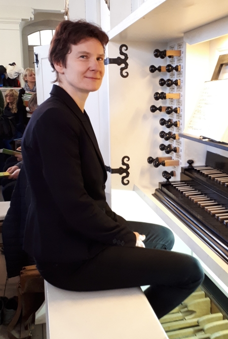 Bild "Kirchenmusik:kantorin_450px.jpg"